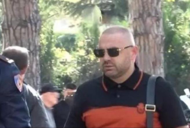 Nuk i pëlqeu shërbimi/ Plas keq sherri me kamerierin dhe administratorin e hotelit në Dhërmi, ish-zyrtari i policisë i kërcënoi me jetë. Shpallet në kërkim 11 shpataraku