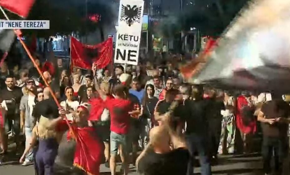 LIVE- Revolta e 66 kundër qeverisë, largimi i Ramës kërkesë e panegociueshme, protestuesit të vendosur: Shqipëria kërkon revolucion 1 tirana mm