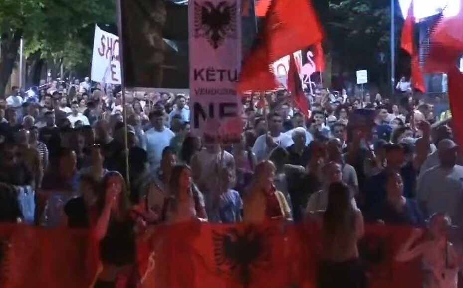 “Shqipëria e shqiptarëve” – Protestuesit vijojnë me vendosmëri marshimin në kryeqytet: Pushteti i tmerruar! 2 uruytyu