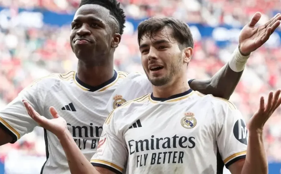 vinicius l y brahim diaz r celebran un gol en el osasuna real madrid de primera division 2023 24 efe