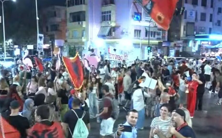 “Dorëheqje”/ Protestuesit ulen tek Kryqëzimi tek 21 Dhjetori, bllokojnë qarkullimin e mjeteve 16 21 Dhjetori2