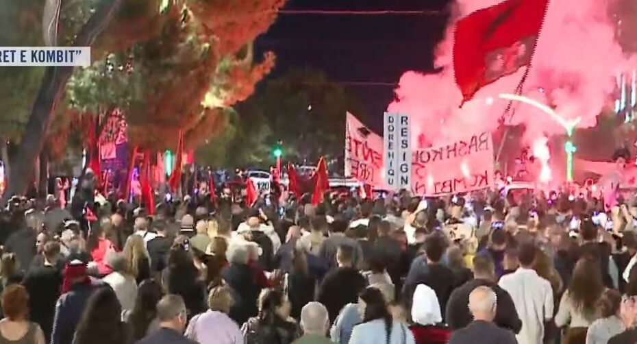 Flamuj, pankarta dhe flakadanë! Protestuesit “ndezin” rrugët e Tiranës: Ju erdhi fundi! 7 2222 2