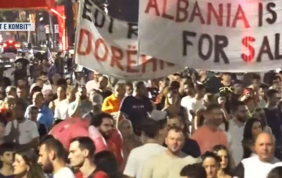 “Nuk shitet Shqipëria! Shitet qeveria!” – Përfundojnë fjalimet, turma e protestuesve vërshon në marshim përgjatë Bulevardit “Dëshmorët e Kombit” 13 234234324324