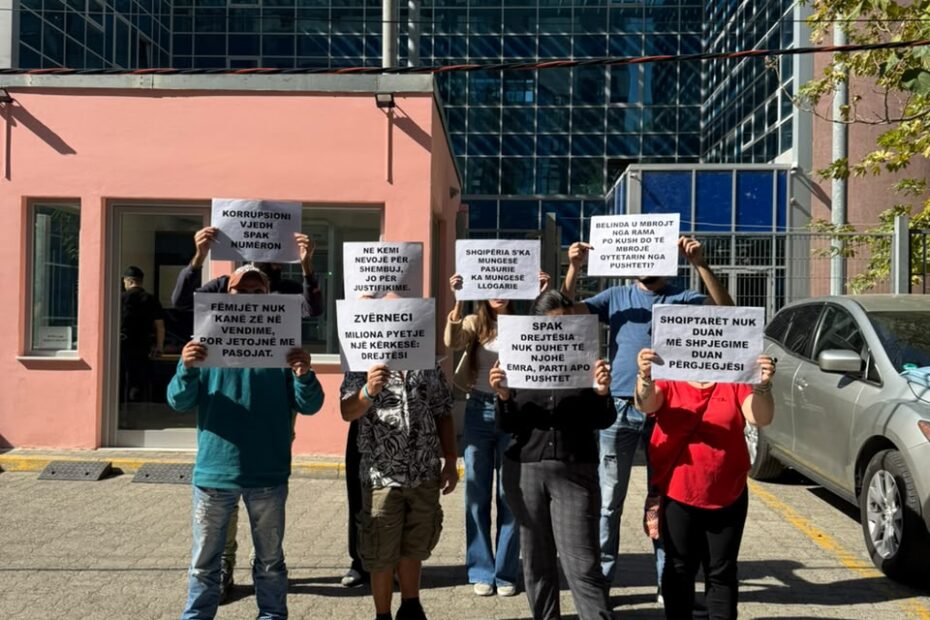 “Belinda u mbroj nga Rama, po kush do ta mbrojë qytetarin nga pushteti?!”, qytetarët protestë para SPAK 15 5e23cdf2 f8e2 4295 b5fe 40af7b08fa8a