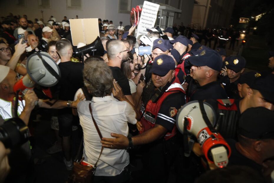 Protesta përshkallëzohet në ditën e 94-t/ Bllokohet Kryeministria kur Rama ishte në zyrë, përplasje me policinë, shoqërime, autobote uji dhe revoltë te komisariatet! Mbyllet tubimi 1 73f6412f 8aa1 4400 b565 4ab368bab5d8