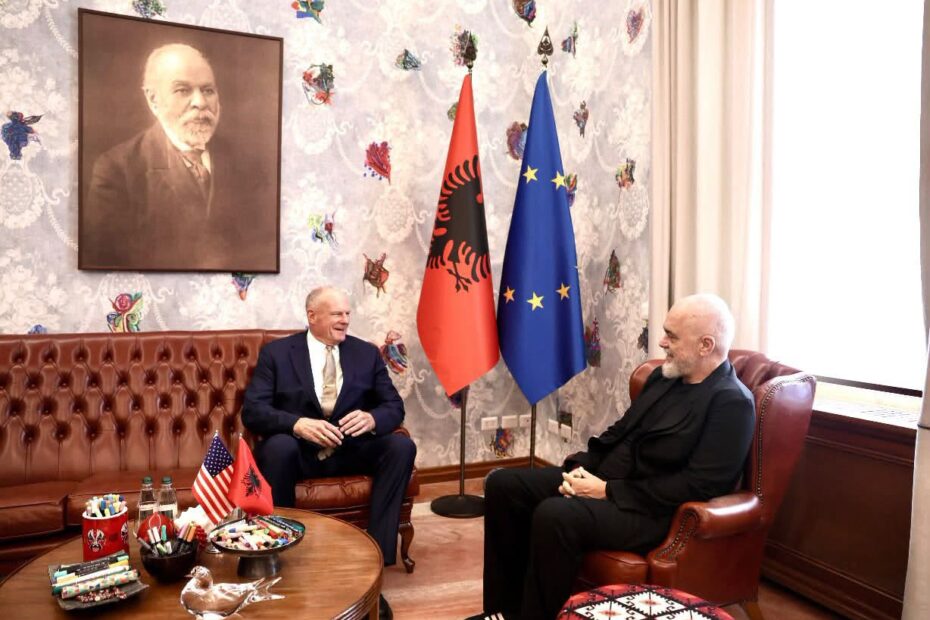 “Welcome”! Në zyrë me ambasadorin e ri të SHBA-ve, Rama nxjerr foto nga takimi me Eric Wendt 3 829681410 1318217956946576 1892446506862522978 n