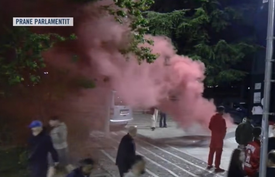 “Nuk na përfaqësoni”/ Protestuesit ndezin flakadanë para Kuvendit: Parlament i krimit! 5 98978f7d 2bc8 42ce 9434 44db78de6011