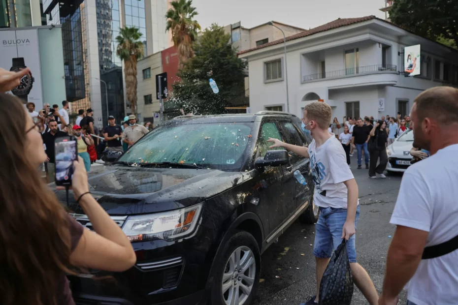 “Mbi 100 ditë protesta”/ Media Zvicerane: Shqiptarët kërkojnë arrestimin e Ramës! Demonstratat kanë tërhequr vëmendje në mbarë botën 7 AnhBz8Jr4JTBPDVHKo7a o