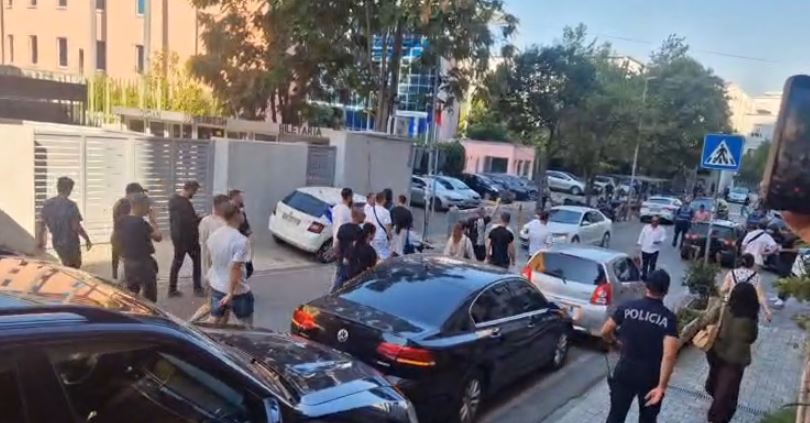 Nis dita e 110 e revoltës! Qytetarët protestojnë pranë Kuvendit, një grup mblidhet para SPAK: Lironi çunat! 6 Capture 143
