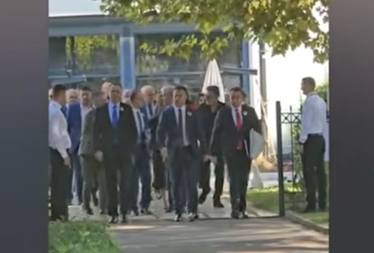 VIDEOLAJM/ Pas vendimit të Hagës, deputetët e PD-së me simbole të UÇK-së në Kuvend 3 Capture 144