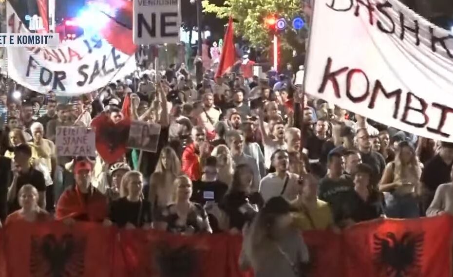 “Bashkohuni studentë, kombi na thërret”/ Vijon marshimi në rrugët e Tiranës: Rama jep dorëheqjen! 4 Capture 179