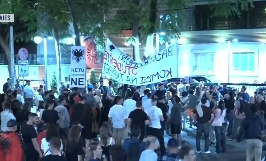 “Ministri e vdekjes”/ Vijon marshimi në rrugët e Tiranës, protestuesit ndalen te “Shëndetësia” 3 Capture 181