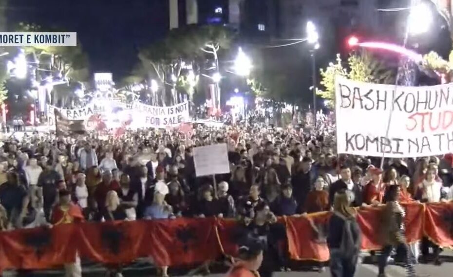 Mbyllen fjalimet te Kryeministria, nis marshimi në rrugët e Tiranës 8 Capture 238
