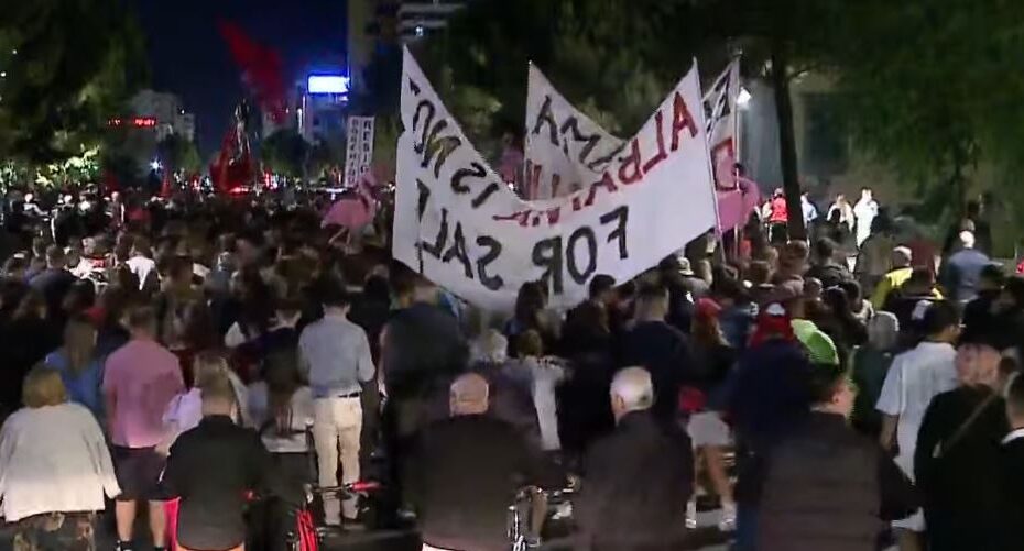 “Nesër më shumë!”/ Mbyllet dita e 120 e protestës, qytetarët: Arrestoni Ramën dhe Ballukun! 1 Capture 239