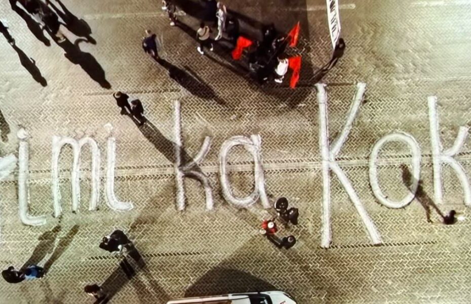 Skandali me SHISH dhe aferat e qeverisë, protestuesit mesazh Ramës në bulevardin para Kryeministrisë: Krimi ka kokë! 6 Capture 240