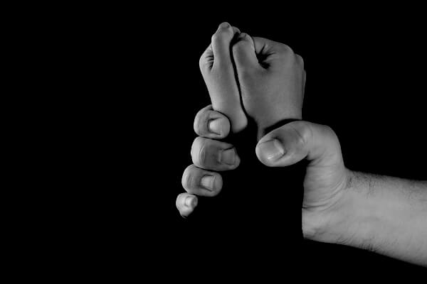 E rëndë në Tiranë! Tezja dhe kushëriri abuzojnë seksualisht me 12-vjeçaren, në telefonin e të miturës u gjetën video të rënda pornografike. Ngjarja u zbulua nga… 5 Child sexual abuse