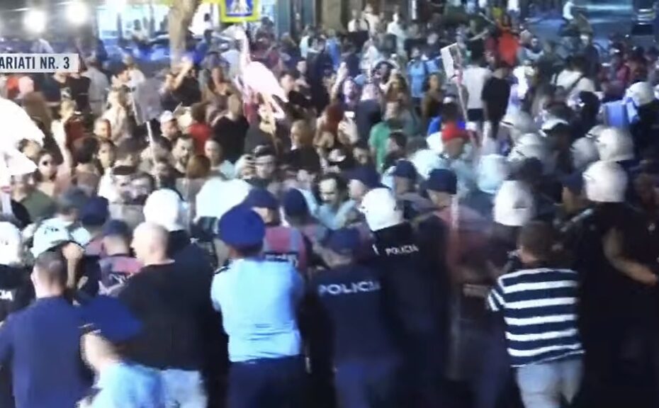 Përshkallëzohet protesta! Tensionohet situata te Komisariati 3, përplasje mes policisë dhe protestuesve 7 IMG 2503