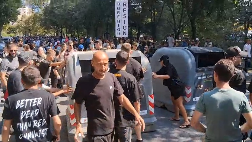 Protestuesit përmbysin kazanët e mbeturinave para selisë së PD 7 Kazanet ne rruge1