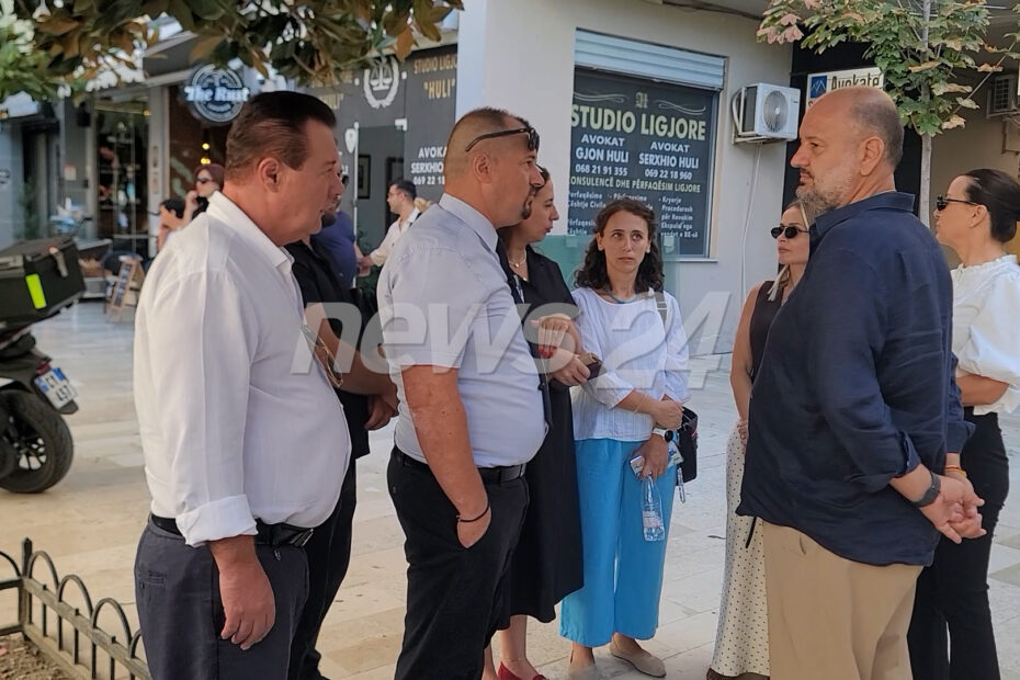 Kolegu i tyre u plagos dy ditë më parë, Dhoma e Avokatisë Durrës bojkoton për dy orë seancat 14 TEL 1.00 11 56 23.Still001