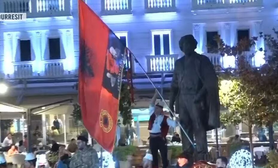 “Marshim për UÇK-në, Shqipërinë e lirë dhe lirimin e qytetarëve”, protesta e 109 kundër Ramës mbyllet te busti i Adem Jasharit: Nesër më shumë. Thirrje për revoltë te Kuvendi në 10:00 14 adem jashariiiiiiiiiiiiiiiiii