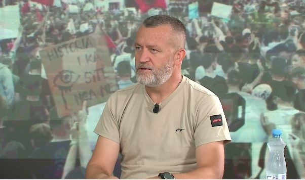 “Ma morën vëllanë peng”/ Shpërthen ish-ushtari i UÇK-së: Jetojmë në sistem mafioz, protesta do vijojë e fuqishme 16 aktivistri