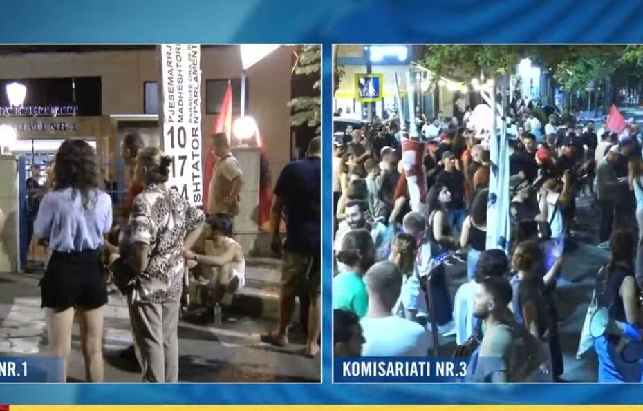 “Lironi shqipet”/ Protestuesit para Komisariateve në mbështetje të të shoqëruarve nga policia! Revoltë kundër të gjithë klasës politike: Ju erdhi fundi! 8 arrestoni ramennn