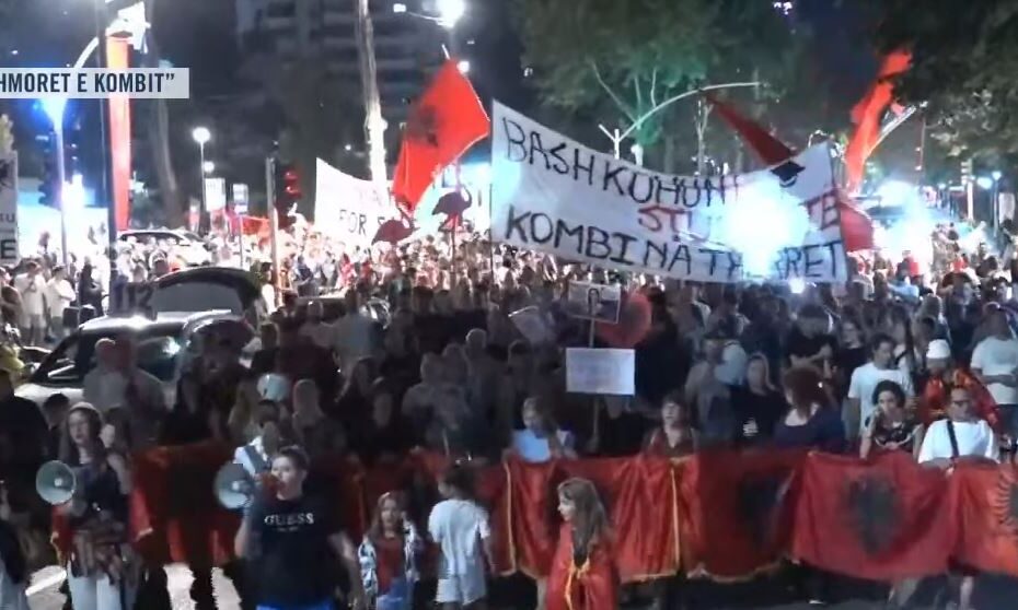 “Bashkohuni studentë, kombi na thërret”/ Revolta nuk ndalet, marshim-protestë kundër Ramës: Shqipëria kërkon revolucion 12 bashkohuniiiiiiiiiiiiiiiiiiii tiraneeeeeeeeeeeee
