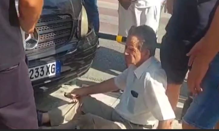 Aksident i frikshëm në Berat! Furgoni merr para çiftin e të moshuarve që po priste në trotuar të hapej semafori 7 berat