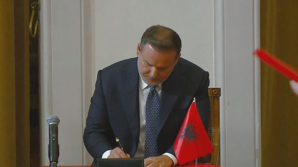 Me dorën mbi Kushtetutë, betohet te Presidenti Begaj ministri i ri i Brendshëm, Ervin Demo 5 demo
