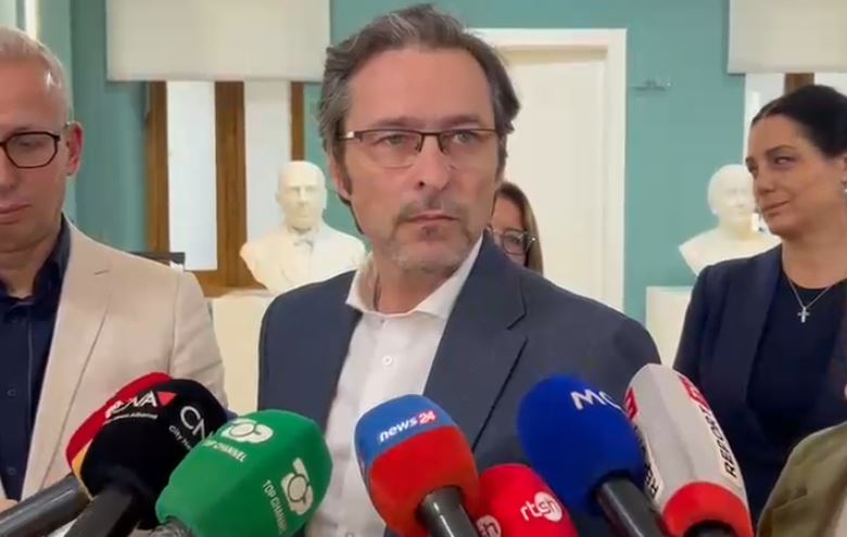 Protestat prej 117 ditësh dhe arresti i drejtueses së Vlora Hysenit / Ambasadori italian nga Korça: Po i ndjekim me vëmendje zhvillimet në Shqipëri 5 dfhdfhfdhdfh