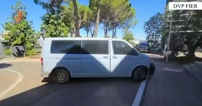 EMRAT/ Shisnin kokainë me motorin e shpërndarjes së ushqimeve, dy të arrestuar në Lushnje 6 fier 2