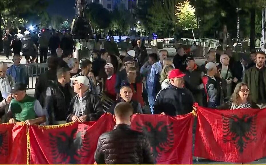 “Shqipëria kërkon revolucion”, qytetarët marshojnë drejt Kryeministrisë 4 flamuj1 1