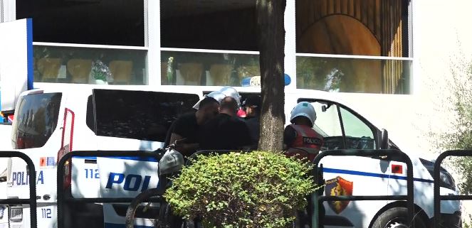 Tensione pranë Kuvendit, protestuesit tentojnë të thyejnë kordonin policor. Shoqërohen 3 persona, mes tyre edhe Dritan Goxhaj 9