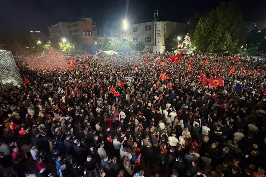 “Besa besë…”! Sheshi jehon “UÇK”, qytetarët kundërshtojnë vendimin e Hagës për Çlirimtarët 5 image 1 3