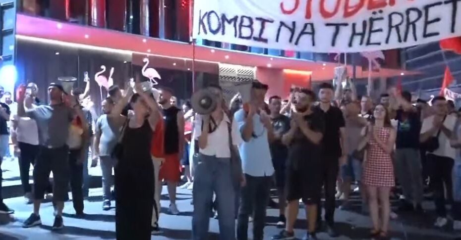 “Ju erdhi fundi”, revolta kundër kryeministrit vijon për 112-të ditë radhazi, mesazhi i qytetarëve: Arrestoni Ramën 10 kombiiiiiiiiiiiiiiiiiii