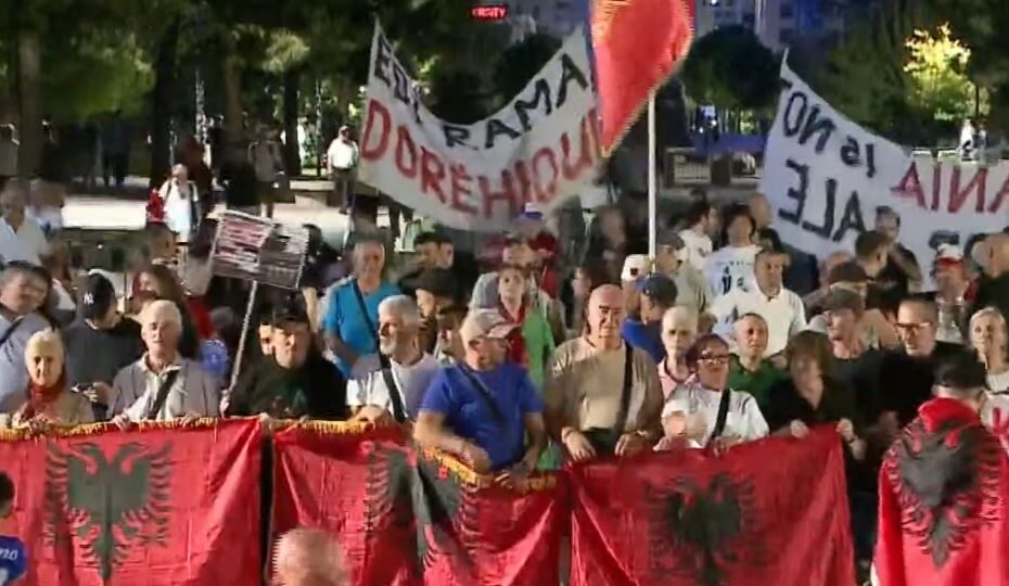 “Rama në burg, Berisha në burg”/ Mbyllen fjalimet te Kryeministria, nis marshimi në rrugët e Tiranës: Ju erdhi fundi 13 marshimiiiiiiiiiiiiiiiiiiii 3