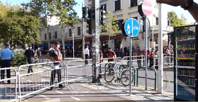 Sot seancë plenare dhe protestë/ Policia merr masa, bllokon me gardh metalik rrugën që të çon te Kuvendi 14 mosbinja civile