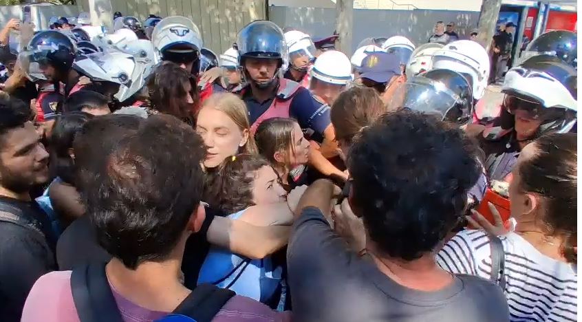 Përleshje e ashpër mes protestuesve dhe policisë pranë Kuvendit 6 perleshje1