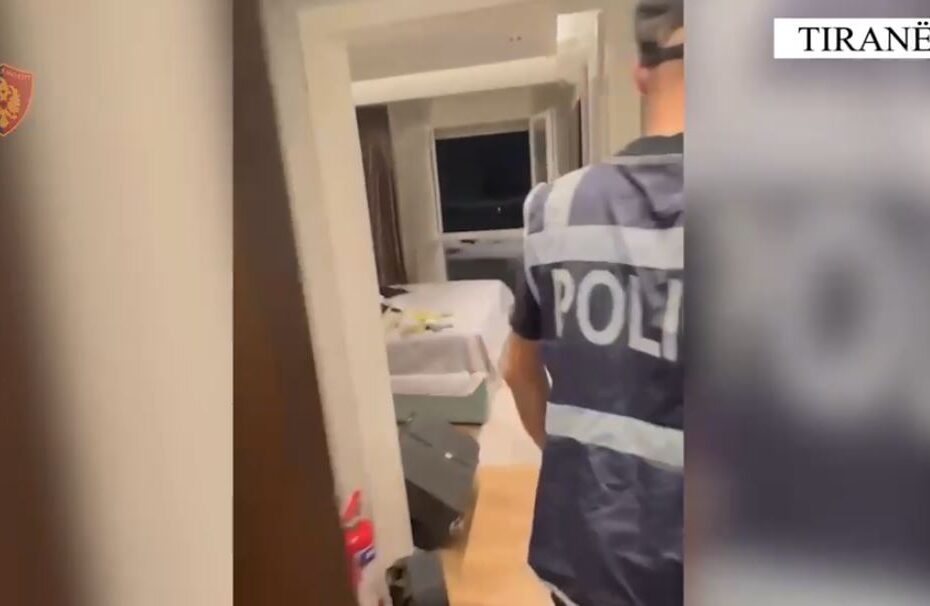 “Shkolla të pastra”/ I gjenden 2 pistoleta dhe 235 doza kokaine, kapet 28-vjeçari në Tiranë (VIDEO) 1 policia 4