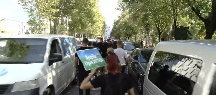LAJM I FUNDIT/ Protestuesit nisin sërish marshimin drejt Kuvendit, ecin mes makinave 11 pritestuesit makina