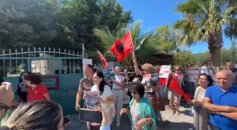 Eurodeputetët në Zvërnec, banorët i presin me protesta: Të dëgjohen shqetësimet tona për projektin 10 protesta ne zvernec eurodeputetet