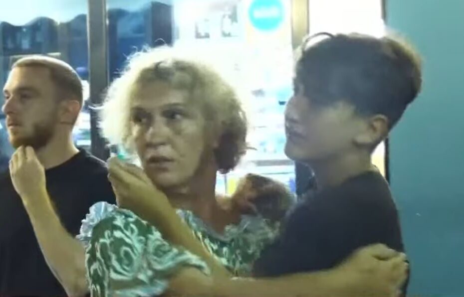 Tensionet në protestë/ I mituri i trembur dhe duke qarë, qytetarja shpërthen ndaj policisë: Duhet të na mbronit (VIDEO) 4 protestuesiiiiiiiiiiiii