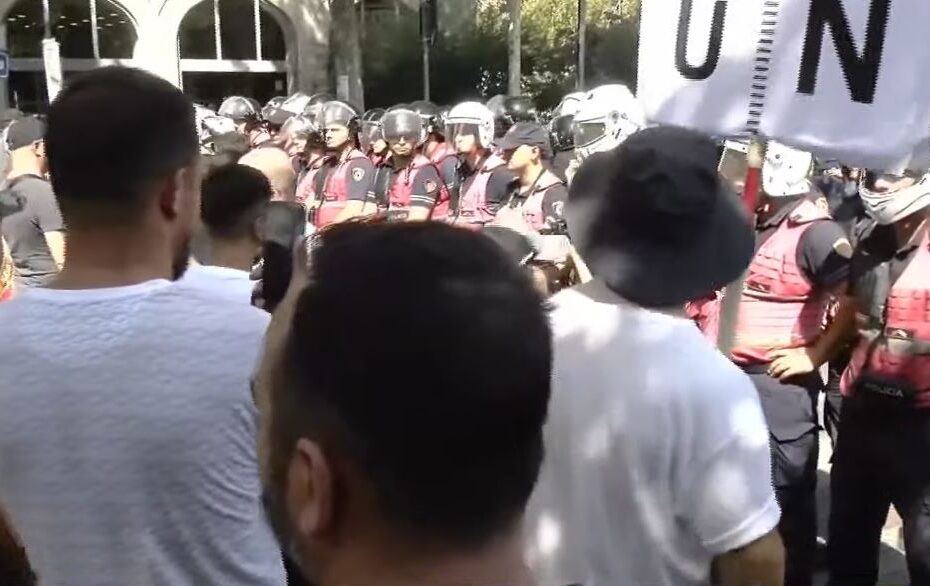 “Arrestoni Ramën”/ Protestuesit sërish përballë policisë: Qeveri e krimit, ju erdhi fundi 10 protestuesit1