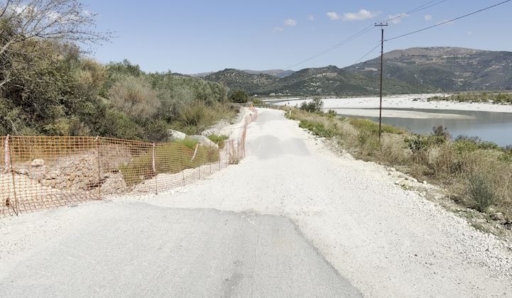 Kushtoi 4.7 mln euro, rruga Vllahinë-Poçem shembet 2 vite pas ndërtimit nga “Shkëlqimi 07” dhe “Fusha” (VIDEO) 15 rruga