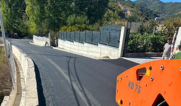 Asfaltohen akset rrugore në disa fshatra të Baldushkut, lehtësohet transporti i prodhimeve vendase 9 rruge baldushk