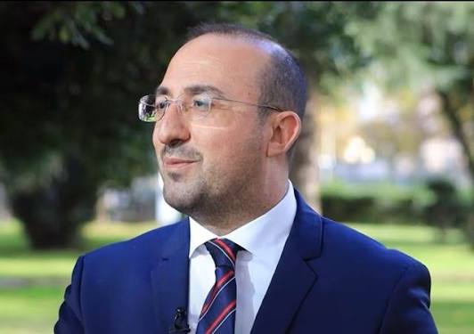 “Për Enverin yll e dritë….Qajnë pleqtë qajnë të rinjtë”/ Korreshi ndan videon: Skandal në Lushnje, në ambientet e muzeut glorifikohet diktatori 6 saimir korreshiiiiiiiiiiiiiii