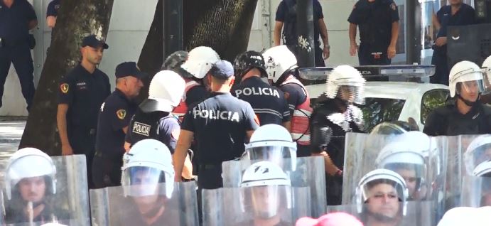 FOTO+ Tensionet para Ministrisë së Brendshme, protestuesit hedhin letra higjienike në drejtim të policisë. Një i shoqëruar 14 vvvvv