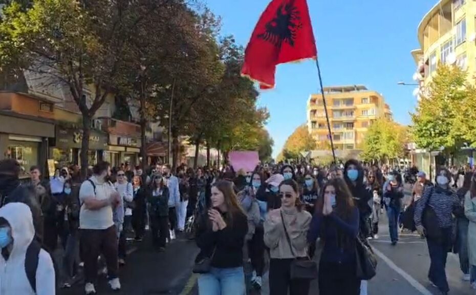 Pas mbledhjes te Ministria e Arsimit, studentët e Mjekësisë marshojnë drejt Kryeministrisë 2 1 9