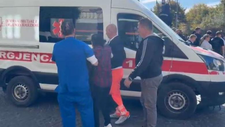 Protesta në Lezhë, lëndohen nga gurët një grua dhe një vajzë, dërgohen në spital 6 1792145252 ambulanca