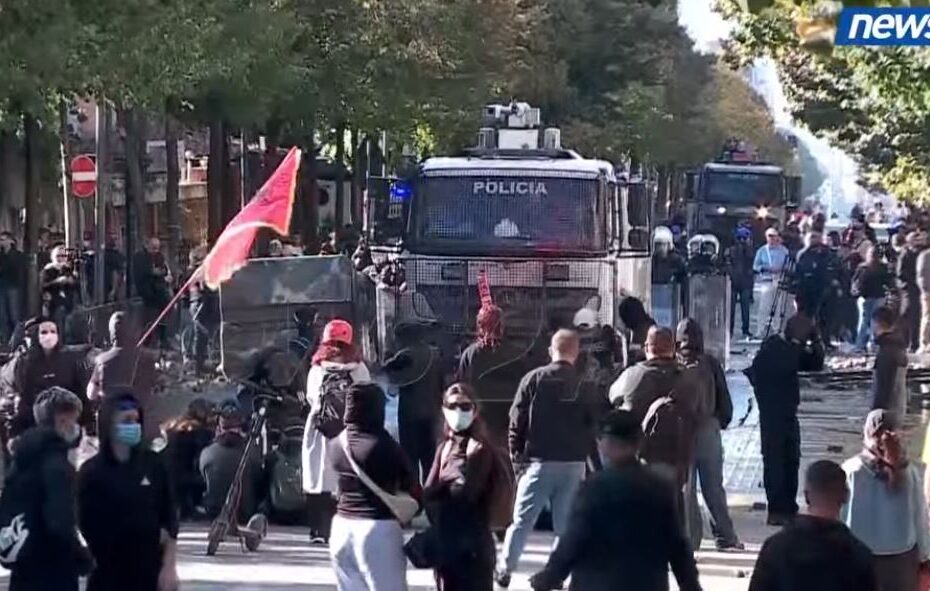 Dhuna në protestë/ U godit me gurë, lëndohet operatori i News24, Agron Isufi 11 456546546456